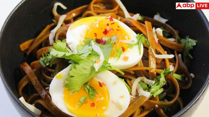 अगर आपकी सेहत ठीक है और कोलेस्ट्रॉल नॉर्मल है, तो आप बिना डर 1 से 2 अंडे रोज अपने भोजन में शामिल कर सकते हैं. पर अगर आपको हार्ट डिजीज का खतरा है, डायबिटीज है या आपका LDL कोलेस्ट्रॉल ज्यादा रहता है, तो हफ्ते में 4 से 7 अंडे लेना ही बेहतर माना जाता है. इससे भी जरूरी है कि बाकी खाना कितना हेल्दी है और आपकी लाइफस्टाइल कैसी है.