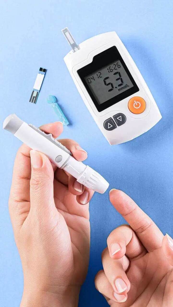 पाण्याच्या कमतरतेमुळे रक्त जाड होते. ग्लुकोजची पातळी वाढत नाही, परंतु पाण्याच्या कमतरतेमुळे रक्तातील साखरेची पातळी वाढू शकते. शिवाय, जास्त साखरेमुळे लघवी वाढते, ज्यामुळे डिहायड्रेशन होते.