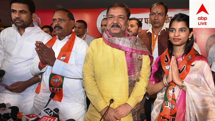 এই প্রতিবেদন লেখা পর্যন্ত মৈথিলী ৮৩০০ ভোটে এগিয়ে রয়েছেন।
