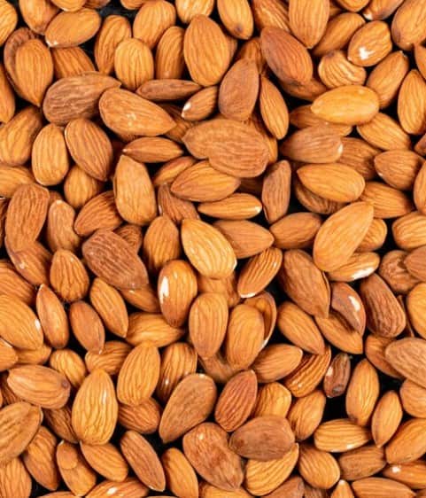 ਸਿਹਤ ਮਾਹਰ ਦੱਸਦੇ ਹਨ ਕਿ ਬਾਦਾਮ ਸਰੀਰ ਨੂੰ ਅੰਦਰੋਂ ਗਰਮਾਹਟ ਦੇਣ, ਮੈਟਾਬੋਲਿਜ਼ਮ ਬੂਸਟ ਕਰਨ ਅਤੇ ਇਮਿਊਨਿਟੀ ਵਧਾਉਣ ਵਿੱਚ ਮਦਦ ਕਰਦੇ ਹਨ। ਪਰ ਪੂਰਾ ਫਾਇਦਾ ਲੈਣ ਲਈ ਇਹਨਾਂ ਨੂੰ ਸਹੀ ਤਰੀਕੇ ਨਾਲ ਖਾਣਾ ਜ਼ਰੂਰੀ ਹੈ।