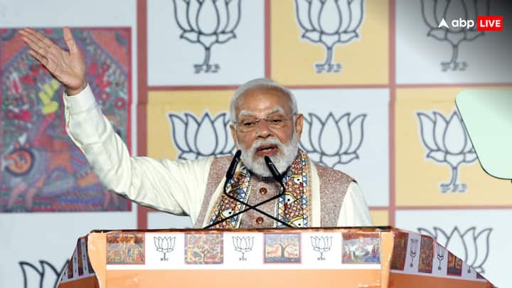 पीएम मोदी ने कहा कि आज मैं फिर से दोहराना चाहता हूं कि बिहार में कट्टा सरकार अब फिर कभी वापस नहीं आएगी. बिहार की जनता ने विकसित बिहार के लिए वोट दिया है. उन्होंने कहा कि हम जनता के सेवक हैं. अपनी मेहनत से जनता को खुश करते रहते हैं और हमने जनता का दिल जीत लिया है और इसलिए पूरे बिहार ने कहा है कि ‘फिर एक बार एनडीए सरकार’.