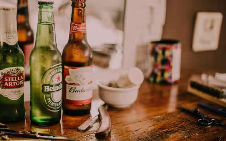 ਪਹਿਲਾ ਅਤੇ ਸਭ ਤੋਂ ਵੱਡਾ ਕਾਰਨ ਟੈਕਸਾਂ ਵਿੱਚ ਵੱਡਾ ਫਰਕ। ਲਗਭਗ ਹਰ ਰਾਜ ਵਿਦੇਸ਼ੀ ਸ਼ਰਾਬ ਨੂੰ ਇੱਕ ਪ੍ਰੀਮੀਅਮ ਕੈਟੇਗਰੀ ਮੰਨਦਾ ਹੈ ਅਤੇ ਇਸ 'ਤੇ ਦੇਸੀ ਸ਼ਰਾਬ ਨਾਲੋਂ ਕਈ ਗੁਣਾ ਜ਼ਿਆਦਾ ਐਕਸਾਈਜ਼ ਡਿਊਟੀ ਲਗਾਉਂਦਾ ਹੈ।