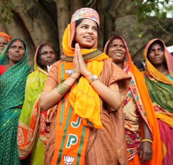 લોક ગાયિકામાંથી રાજકારણી બનેલી મૈથિલી ઠાકુર બિહારની  વિધાનસભામાં ચૂંટાયેલી સૌથી નાની ઉંમરની ધારાસભ્ય છે.