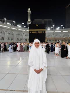 उमराह पर गईं सना मकबूल, फोटोज शेयर कर कहा- 'दर्द के साथ अंदर गए, शांति के साथ बाहर निकले'