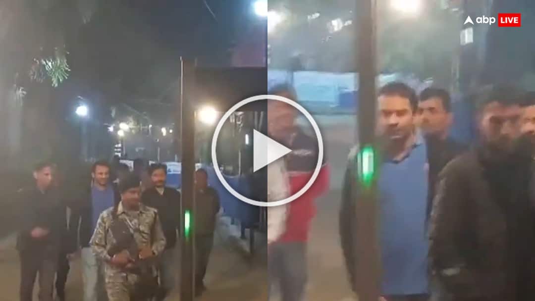 Bihar Election Result Tej Pratap Yadav Reached at Counting Centre Mahua Vaishali Video Bihar Election Result: इधर लोग सोते रहे… उधर आधी रात में मतगणना केंद्र पर तेज प्रताप यादव ने मार दिया 'छापा'