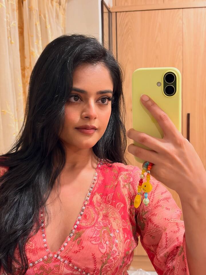 రిద్ధి కుమార్ మిర్రర్ సెల్ఫీలు సోషల్ మీడియాలో వైరల్ అవుతున్నాయి. (Image Courtesy: riddhikumar_/ Instagram)