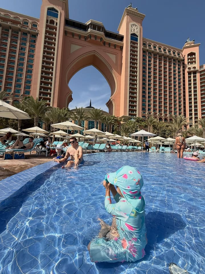 देवी के तीसरे बर्थडे पर करण और बिपाशा उसके साथ वेकेशन मना रहे हैं. इस वेकेशन पर ही उन्होंने शानदार बर्थडे सेलिब्रेशन भी किया. इसकी कई तस्वीरें बिपाशा ने अपने इंस्टाग्राम पर शेयर की.