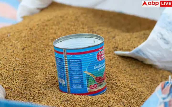 1-2 ਚਮਚ ਮੇਥੀ ਦੇ ਬੀਜਾਂ ਨੂੰ ਇੱਕ ਛੋਟੇ ਕਟੋਰੇ ਵਿੱਚ ਪਾਣੀ ਪਾ ਕੇ ਭਿਓਂ ਦਿਓ। ਜੇਕਰ ਸੁਆਦ ਤੇਜ਼ ਲੱਗੇ, ਤਾਂ ਇਸਨੂੰ ਕੋਸੇ ਪਾਣੀ ਜਾਂ ਥੋੜ੍ਹਾ ਜਿਹਾ ਸ਼ਹਿਦ ਨਾਲ ਮਿਲਾ ਕੇ ਖਾ ਸਕਦੇ ਹੋ। ਧਿਆਨ ਰੱਖੋ ਕਿ ਦੋ ਚਮਚ ਤੋਂ ਵੱਧ ਨਾ ਖਾਓ, ਕਿਉਂਕਿ ਜ਼ਿਆਦਾ ਫਾਈਬਰ ਪੇਟ ਖਰਾਬ ਕਰ ਸਕਦਾ ਹੈ। ਸਵੇਰੇ ਖਾਲੀ ਪੇਟ ਬੀਜਾਂ ਨੂੰ ਖਾਓ, ਚੰਗੀ ਤਰ੍ਹਾਂ ਚਬਾਓ, ਅਤੇ ਬਾਕੀ ਪਾਣੀ ਪੀਓ।