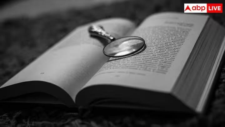 જાસૂસનું જીવન સતત સક્રિય રહે છે. તેઓ સતત માહિતી એકત્રિત કરે છે, એન્ક્રિપ્ટેડ સંદેશાઓ મોકલે છે, માહિતી આપનારાઓને મળે છે અને ખોટી ઓળખ હેઠળ પણ કાર્ય કરે છે. બીજી બાજુ, સ્લીપર સેલ ભૂતની જેમ કાર્ય કરે છે. તેઓ સ્થિર નોકરીઓ ધરાવે છે અને સામાન્ય નાગરિકોની જેમ જીવે છે.