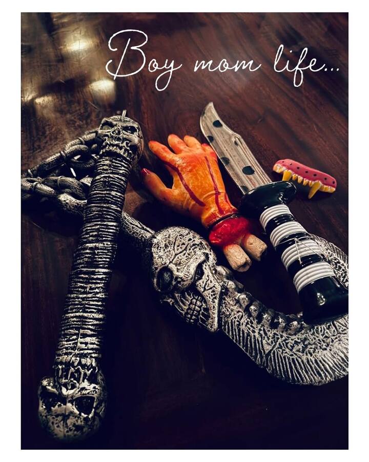 नेक्स्ट पिक्चर में करीना कपूर ने अपने बच्चों के खिलौनों की भी झलक दिखाई गई है. तैमूर और जे खिलौनों को शेयर करते हुए एक्ट्रेस के कैप्शन में लिखा कि, 'बॉय मॉम लाइफ'.