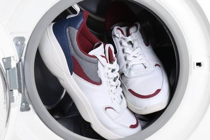 बूट धुताना माईल्ड लिक्विड डिटर्जंट वापर करा; पावडर डिटर्जंट बुटांवर पांढरे डाग पडू शकतात.