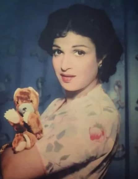 At that time, Kamini was in the news not only for her acting but also for her beauty.