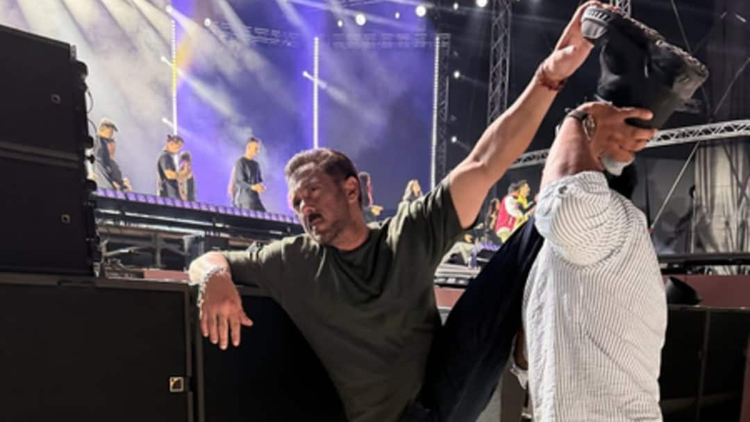 ‘Aahhhhaaa’: Salman Khan Shares Fun Stretching Snap Ahead Of Doha Da-Bangg Show ‘Aahhhhaaa’: Salman Khan Shares Fun Stretching Snap Ahead Of Doha Da-Bangg Show
