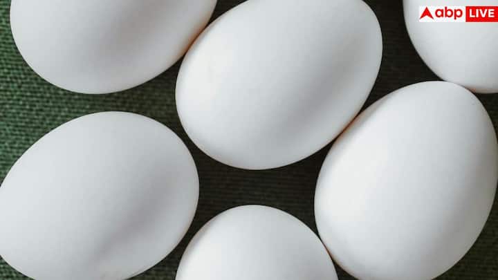 पिछले कुछ सालों में आए स्टडी साफ दिखाते हैं कि संतुलित मात्रा में अंडे खाने से ज्यादातर लोगों की सेहत पर पॉजिटिव असर पड़ता है. कई यूरोपीय स्टडीज में पाया गया कि स्वस्थ लोगों में रोज एक अंडा खाने से हार्ट डिजीज, स्ट्रोक या समय से पहले मृत्यु का खतरा नहीं बढ़ा. कुछ शोध यह भी बताते हैं कि 1 से 2 अंडे रोज लेना भी सुरक्षित है, बशर्ते व्यक्ति की बाकी डाइट संतुलित हो.