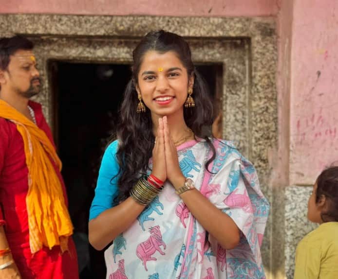 મૈથિલી ઠાકુર એક પ્રખ્યાત ગાયિકા છે જે મુખ્યત્વે તેના શાસ્ત્રીય સંગીત, લોકગીતો, ભજનો અને મૈથિલી-ભોજપુરી ગીતો માટે જાણીતી છે. તેનો જન્મ 25 જુલાઈ, 2000 ના રોજ બિહારના મધુબની જિલ્લાના બેનીપટ્ટીમાં થયો હતો.