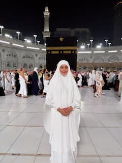 उमराह पर गईं सना मकबूल, फोटोज शेयर कर कहा- 'दर्द के साथ अंदर गए, शांति के साथ बाहर निकले'