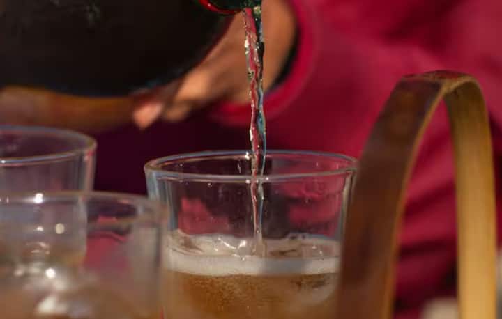 ਸ਼ਰਾਬ ਦੀ ਦੁਨੀਆ ਦੋ ਹਿੱਸਿਆਂ ਵਿੱਚ ਵੰਡੀ ਹੋਈ ਹੈ: ਭਾਰਤੀ ਅਤੇ ਵਿਦੇਸ਼ੀ ਸ਼ਰਾਬ। ਦਿਲਚਸਪ ਗੱਲ ਇਹ ਹੈ ਕਿ ਬਹੁਤ ਸਾਰੇ ਲੋਕ ਕਹਿੰਦੇ ਹਨ ਕਿ ਭਾਰਤੀ ਸ਼ਰਾਬ ਦਾ ਵਿਦੇਸ਼ੀ ਸ਼ਰਾਬ ਨਾਲੋਂ ਜ਼ਿਆਦਾ ਅਸਰ ਹੁੰਦਾ ਹੈ। ਇਸ ਦੇ ਬਾਵਜੂਦ, ਵਿਦੇਸ਼ੀ ਸ਼ਰਾਬ ਦੀ ਕੀਮਤ ਅਸਮਾਨ ਛੂਹ ਰਹੀ ਹੈ, ਜਦੋਂ ਕਿ ਭਾਰਤੀ ਸ਼ਰਾਬ ਆਮ ਵਿਅਕਤੀ ਲਈ ਸਸਤੀ ਹੈ। ਪਰ ਇਹ ਅੰਤਰ ਸਿਰਫ਼ 