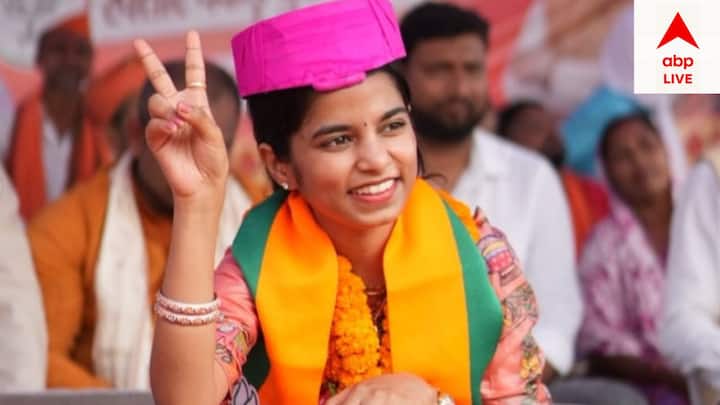 লোকশিল্পীর কেন্দ্র আলিনগর বিহার নির্বাচনে হেভিওয়েট প্রতিযোগিতার জায়গা। যেখান থেকে তিনি ভাগ্য পরীক্ষা হল। যাতে হেসেখেলে জিতে গেলেন মৈথিলী। সেখানে গত নির্বাচনে ভিআইপি প্রতিদ্বন্দ্বিতা হয়েছিল।