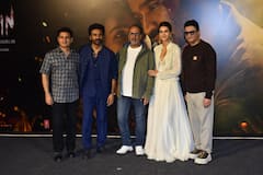 Tere Ishk Mein Trailer Launch: व्हाइट गाउन में अप्सरा बनकर पहुंचीं कृति सेनन, धनुष का दिखा डैशिंग अवतार, देखें तस्वीरें