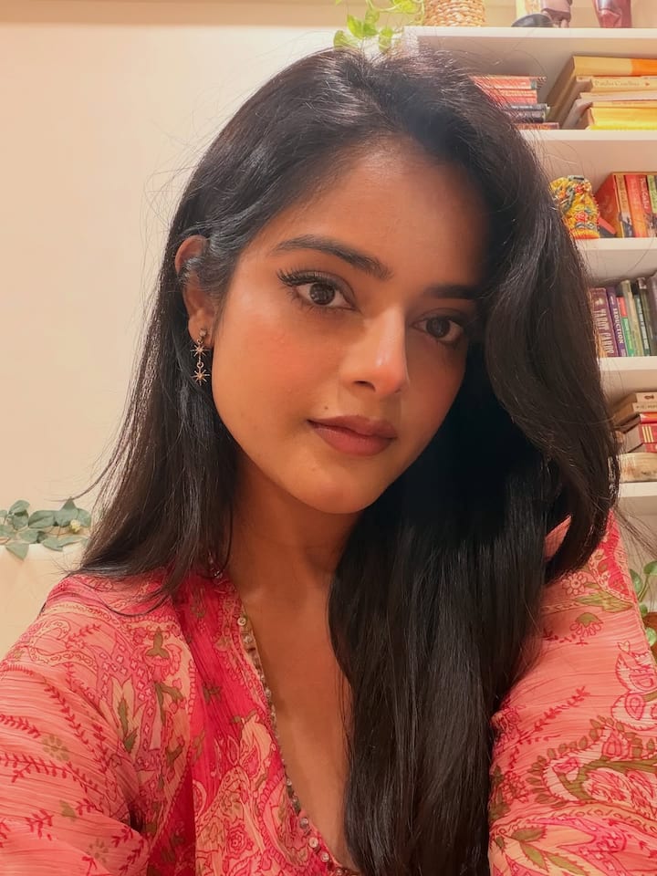 రిద్ధి కుమార్ సోషల్ మీడియాలో షేర్ చేసిన లేటెస్ట్ ఫోటోలు చూశారా? మిర్రర్ సెల్ఫీలు దిగారు. ఆ ఫోటోలు చూడండి. (Image Courtesy: riddhikumar_/ Instagram)