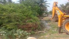 தூர்ந்து போய் கிடந்த வரத்து வாய்க்கால்... விவசாயிகளுக்காக சொந்த பணத்தில் தூர்வாரி கொடுத்த எம்எல்ஏ