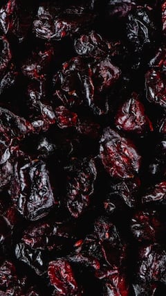 6 Surprising Health Benefits Of Eating Black Raisins