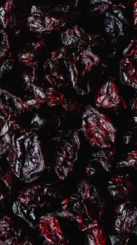 6 Surprising Health Benefits Of Eating Black Raisins