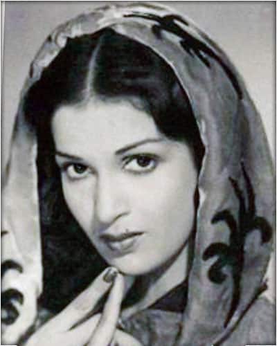 उन्होंनें अपने करियर की शुरूआत 1946 में 'नीचा नगर' फिल्म से की.