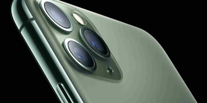 2019 में पेश किया गया आईफोन 11 दुनिया के सबसे ज्यादा बिकने वाले स्मार्टफोन्स में शामिल है. इसकी दमदार चिप, बेहतर कैमरा, फेस आईडी और शानदार बैटरी लाइफ ने इसे बेहद लोकप्रिय बना दिया. उत्तरी अमेरिका, यूरोप और भारत में इसकी भारी डिमांड रही. 2022 की शुरुआत तक इसकी करीब 15.9 करोड़ यूनिट बिक चुकी थीं. कम कीमत में प्रीमियम फीचर्स मिलने की वजह से यह लोगों की पहली पसंद बना.