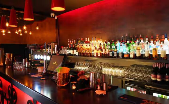 ਹੁਣ ਗੱਲ ਕਰੀਏ ਉਤਪਾਦਨ ਅਤੇ ਸਪਲਾਈ ਬਾਰੇ। ਦਿਲਚਸਪ ਗੱਲ ਇਹ ਹੈ ਕਿ ਬਹੁਤ ਸਾਰੇ ਭਾਰਤੀ ਸ਼ਰਾਬ ਨਿਰਮਾਤਾ ਆਪਣੀ ਰਿਕਟੀਫਾਈਡ ਸਪਿਰਿਟ (ਬੇਸ ਸਪਿਰਿਟ) ਉਨ੍ਹਾਂ ਕੰਪਨੀਆਂ ਨੂੰ ਸਪਲਾਈ ਕਰਦੇ ਹਨ ਜੋ ਭਾਰਤੀ ਸ਼ਰਾਬ ਬਣਾਉਂਦੀਆਂ ਹਨ। ਇਸਦਾ ਮਤਲਬ ਹੈ ਕਿ ਕੱਚਾ ਮਾਲ ਕਈ ਵਾਰ ਇਕੋ ਜਿਹਾ ਹੁੰਦਾ ਹੈ, ਭਾਰਤੀ ਸ਼ਰਾਬ ਦੀ ਪ੍ਰੋਸੈਸਿੰਗ, ਫਿਲਟਰੇਸ਼ਨ, ਫਲੇਵਰਿੰਗ, ਉਮਰ ਅਤੇ ਕੁਆਲਿਟੀ ਚੈੱਕ ਬਹੁਤ ਜ਼ਿਆਦਾ ਸਖ਼ਤ ਅਤੇ ਮਹਿੰਗੀ ਹੁੰਦੀ ਹੈ। ਇਹ ਸਾਰੀਆਂ ਪ੍ਰਕਿਰਿਆਵਾਂ ਉਤਪਾਦਨ ਲਾਗਤਾਂ ਨੂੰ ਵਧਾਉਂਦੀਆਂ ਹਨ, ਜੋ ਅੰਤ ਵਿੱਚ ਬੋਤਲ ਦੀ ਕੀਮਤ ਵਿੱਚ ਪ੍ਰਤੀਬਿੰਬਤ ਹੁੰਦੀਆਂ ਹਨ।