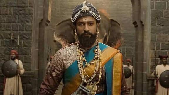 लिस्ट के सबसे पहले नंबर पर विक्की कौशल की फिल्म 'छावा' का नाम शामिल है. इस हिस्टॉरिकल एक्शन फिल्म की कहानी छत्रपति संभाजी महाराज के जीवन पर आधारित है जिसमें आपको गजब का एक्शन सींस और जबरदस्त सिनेमैटिक शॉट्स देखने को मिलेंगे. फिल्म को आप ओटीटी प्लेटफॉर्म नेटफ्लिक्स पर उपलब्ध है.