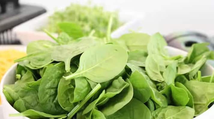 पालक और अरुगुला जैसी हरी सब्ज़ियाँ क्लोरोफिल से भरपूर होती हैं। ये सभी सब्ज़ियाँ शरीर से धातुओं और रसायनों को बाहर निकालने में मदद करती हैं। ये लीवर पर पड़ने वाले तनाव को भी कम करती हैं और पाचन क्रिया को बेहतर बनाती हैं। इन सब्ज़ियों के नियमित सेवन से लीवर की कार्यक्षमता में सुधार हो सकता है और क्षति का जोखिम कम हो सकता है।