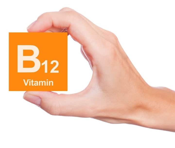 वृद्ध व्यक्तींच्या पचनशक्ती कमी झाल्याने B12 चे शोषण व्यवस्थित होत नाही. व्हिटॅमिन B12 च्या अभावामुळे लक्ष केंद्रित करण्यात अडथळे निर्माण होतात.