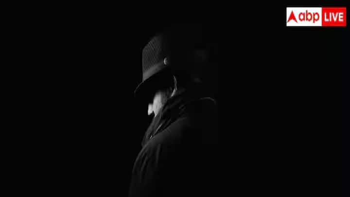 Sleeper Cells Vs Spies: જ્યારે જાસૂસી અને ગુપ્ત કામગીરીની વાત આવે છે, ત્યારે જાસૂસ અને સ્લીપર સેલ શબ્દો ઘણીવાર મૂંઝવણ પેદા કરે છે. જો કે, બંને ગુપ્ત રીતે કાર્ય કરે છે અને ગુપ્ત માહિતી એકત્રિત કરવામાં અથવા ગુપ્ત કામગીરીમાં સક્રિય રીતે જોડાય છે. ચાલો બંને વચ્ચેના તફાવતોનું અન્વેષણ કરીએ, જેમાં સ્લીપર સેલ ચૂકવવામાં આવે છે કે નહીં તે પણ શામેલ છે.