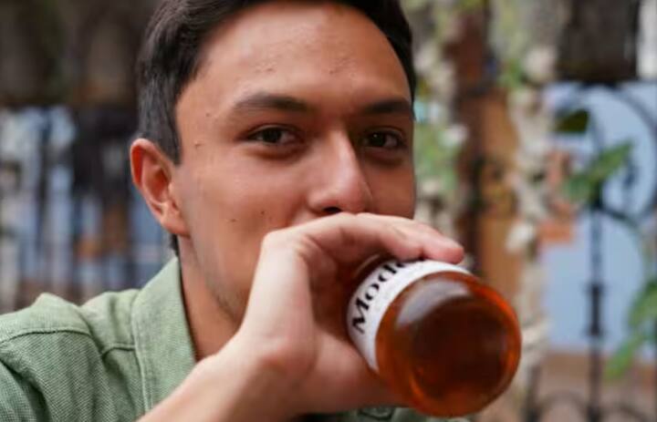 ਕੱਚ ਦੀ ਬੋਤਲ, ਲੇਬਲ, ਸੀਲ, ਇਸ਼ਤਿਹਾਰਬਾਜ਼ੀ ਅਤੇ ਪ੍ਰਚਾਰ ਸਭ ਦੀ ਕੀਮਤ ਲੱਖਾਂ ਅਤੇ ਕਰੋੜਾਂ ਰੁਪਏ ਹੈ। ਫਿਰ ਇਹ ਖਰਚੇ ਕੀਮਤ ਵਿੱਚ ਜੋੜ ਦਿੱਤੇ ਜਾਂਦੇ ਹਨ। ਇਸ ਦੌਰਾਨ, ਦੇਸੀ ਸ਼ਰਾਬ ਦੀ ਪੈਕਿੰਗ ਬਹੁਤ ਸਿੰਪਲ ਹੁੰਦੀ ਹੈ। ਜ਼ਿਆਦਾਤਰ ਰਾਜਾਂ ਵਿੱਚ, ਇਹ ਪਲਾਸਟਿਕ ਦੇ ਪਾਊਚਾਂ ਜਾਂ ਆਮ ਬੋਤਲਾਂ ਵਿੱਚ ਉਪਲਬਧ ਹੈ, ਜਿਨ੍ਹਾਂ ਦੀ ਕੀਮਤ ਲਗਭਗ ਕੁਝ ਵੀ ਨਹੀਂ ਹੈ।