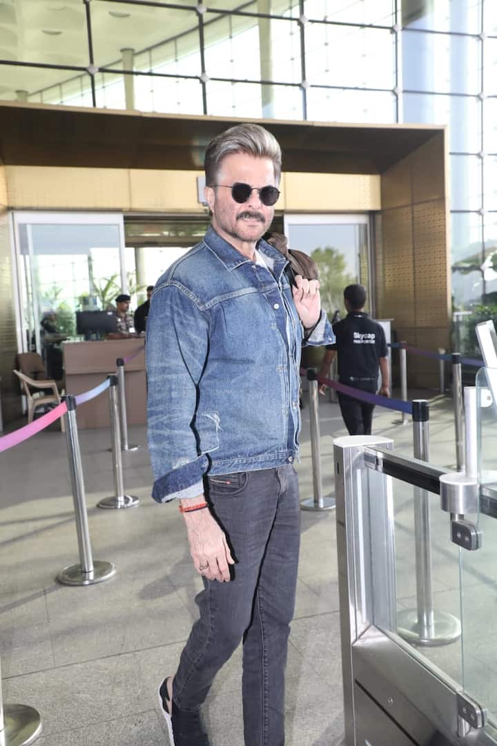 एक्टर ने आंखों पर चश्मा और बालों को स्टाइलिश अंदाज में बनाकर अपना लुक पूरा किया. उनकी फोटोज सोशल मीडिया पर वायरल भी हो रही हैं.