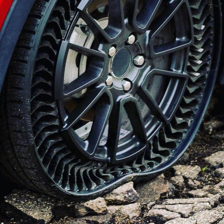 एअरलेस टायर्समध्ये ड्रॅग जास्त असल्यामुळे इंजिनवर अधिक ताण येतो. इलेक्ट्रिक वाहनांची बॅटरी या कारणामुळे लवकर संपण्याची शक्यता असते.