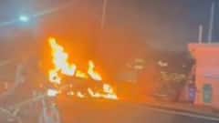 ग्रेटर नोएडा एक्सप्रेसवे पर चलती कार में लगी भयंकर आग, 3 लोग थे सवार, ऐसे बची जान