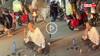 Video: बीच सड़क बैठ चाचा पीने लगे दारू, लगा दिया जाम, लोग बोले- बस यही कॉन्फिडेंस चाहिए