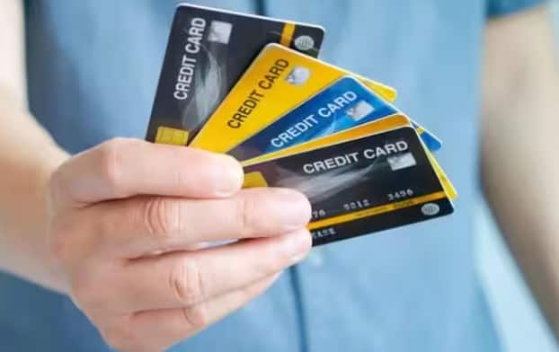 ਕ੍ਰੈਡਿਟ ਸਕੋਰ ਕਾਰਡ ਗਤੀਵਿਧੀ 'ਤੇ ਅਧਾਰਤ ਹੁੰਦੇ ਹਨ। ਜੇਕਰ ਤੁਹਾਡੇ ਕੋਲ ਇੱਕ ਤੋਂ ਵੱਧ ਕਾਰਡ ਹਨ, ਤਾਂ ਜਿੰਨਾ ਹੋ ਸਕੇ ਘੱਟ ਲੈਣ-ਦੇਣ ਕਰੋ। ਇਹ ਤੁਹਾਡੇ ਇਤਿਹਾਸ ਨੂੰ ਮਜ਼ਬੂਤ ਕਰੇਗਾ ਅਤੇ ਇੱਕ ਚੰਗਾ CIBIL ਸਕੋਰ ਬਣਾਈ ਰੱਖੇਗਾ। ਕਦੇ ਵੀ ਇੱਕ ਕਾਰਡ ਨਾਲ ਸਾਰੇ ਭੁਗਤਾਨ ਨਾ ਕਰੋ।