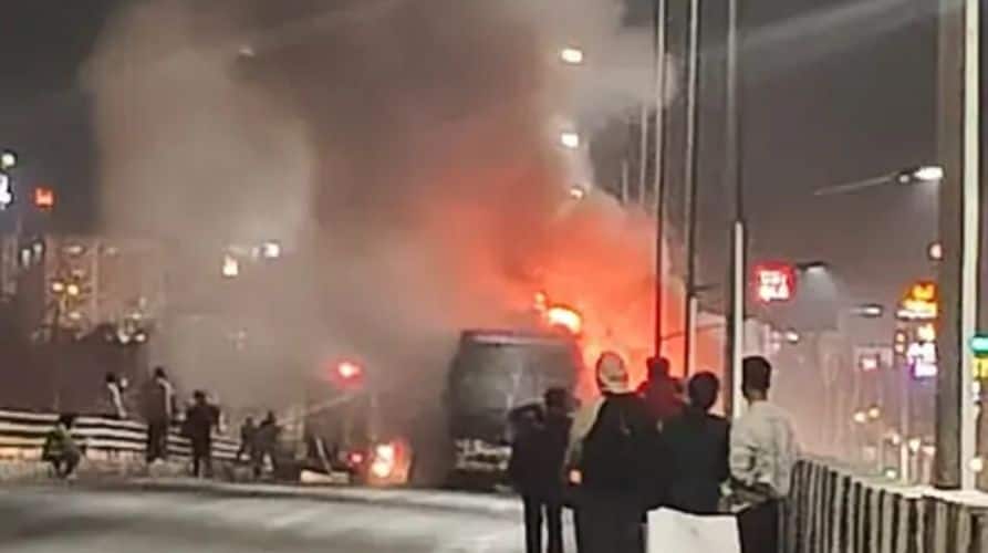 A major tragedy occurred in Punjab, a tourist bus going to Amritsar caught fire: 30 people were on board; then... Punjab News: ਪੰਜਾਬ 'ਚ ਵਾਪਰਿਆ ਵੱਡਾ ਭਾਣਾ, ਅੰਮ੍ਰਿਤਸਰ ਜਾ ਰਹੀ ਟੂਰਿਸਟ ਬੱਸ ਨੂੰ ਲੱਗੀ ਭਿਆਨਕ ਅੱਗ: 30 ਲੋਕ ਸੀ ਸਵਾਰ; ਫਿਰ...