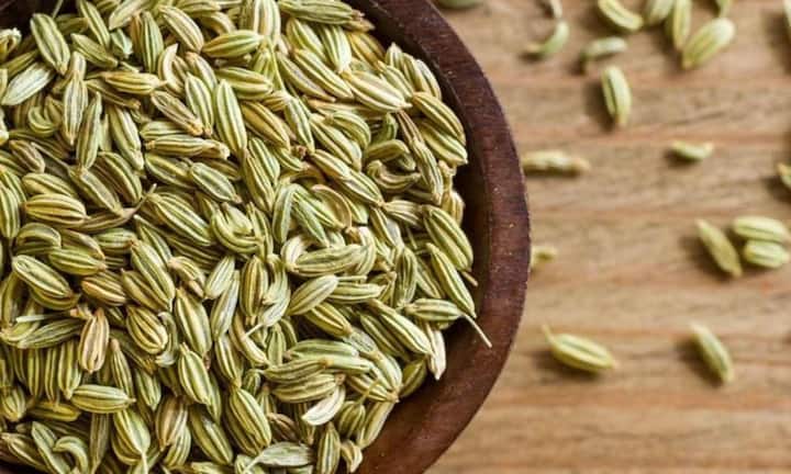 सौंफ में मौजूद एथिनॉल आंतो की मांसपेशियों को ढीला कर गैस बनने से रोकता है. खाने के बाद सौंफ चबाने से या साैंफ की चाय पीने से छाती का भारीपन और गैस जल्दी कम होती है.