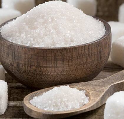 ਖੰਡ ਛੱਡਣ ਨਾਲ ਦਿਮਾਗ ਦੀ ਸਿਹਤ ਵਿੱਚ ਸੁਧਾਰ ਆ ਸਕਦਾ ਹੈ। ਇਹ ਧਿਆਨ ਕੇਂਦਰਿਤ ਕਰਨ, ਮੂਡ ਨੂੰ ਬਿਹਤਰ ਬਣਾਉਣ ਅਤੇ ਦਿਮਾਗੀ ਧੁੰਦ ਨੂੰ ਦੂਰ ਕਰਨ ਵਿੱਚ ਮਦਦ ਕਰਦਾ ਹੈ। ਨਾਲ ਹੀ, ਇਹ ਚਿੰਤਾ ਦੇ ਲੱਛਣਾਂ ਨੂੰ ਘਟਾਉਣ ਵਿੱਚ ਵੀ ਸਹਾਇਕ ਹੁੰਦਾ ਹੈ।