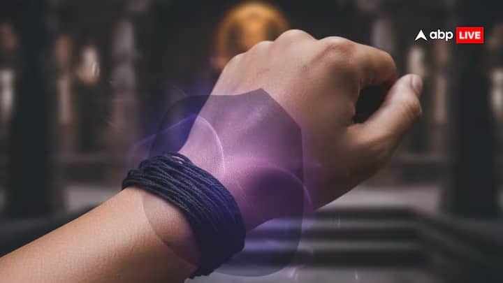 કાંડા પર કાળો દોરો પહેરવાથી ખરાબ નજર, કાળો જાદુ અને નકારાત્મક ઉર્જા સામે રક્ષણ મળે છે. બાળકોએ પોતાના પગની ઘૂંટીમાં અને મોટા લોકોએ પોતાના કાંડામાં કાળો દોરો બાંધવો જોઈએ. શનિવાર કાળો દોરો બાંધવા માટે શુભ દિવસ છે.