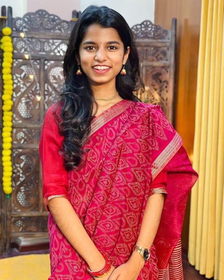 मैथिली तब्बल 11 हजार 730 मतांनी विजयी झाली आहे. पण, तुम्हाला माहीत आहे का राजकारणात येण्याआधीच मैथिली यशाच्या शिखरावर होती.