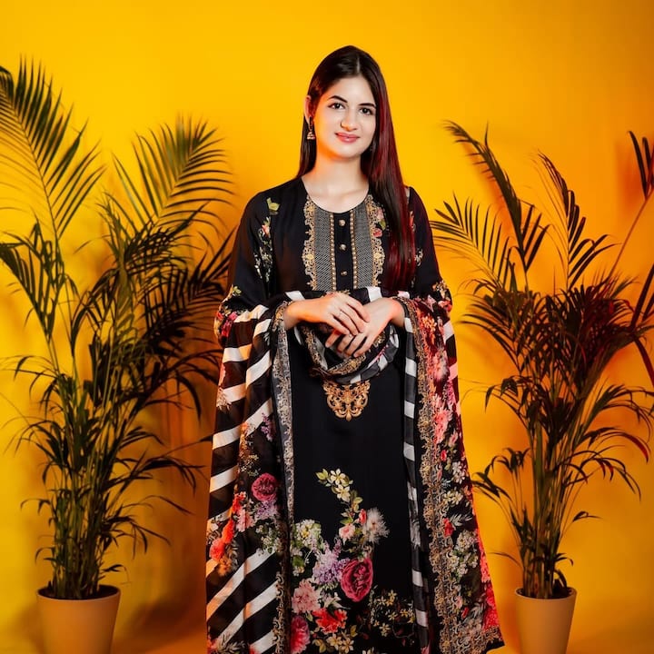 Harshali is looking very beautiful in this black suit, she has also carried a white and black combination dupatta and completed her look with subtle make-up and open hair.