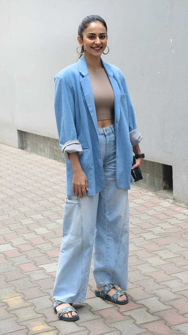 Rakul knows how to look stylish and classy even in casual look. These photos of hers are proof of this, in which she is seen wearing denim, crop top and shirt.