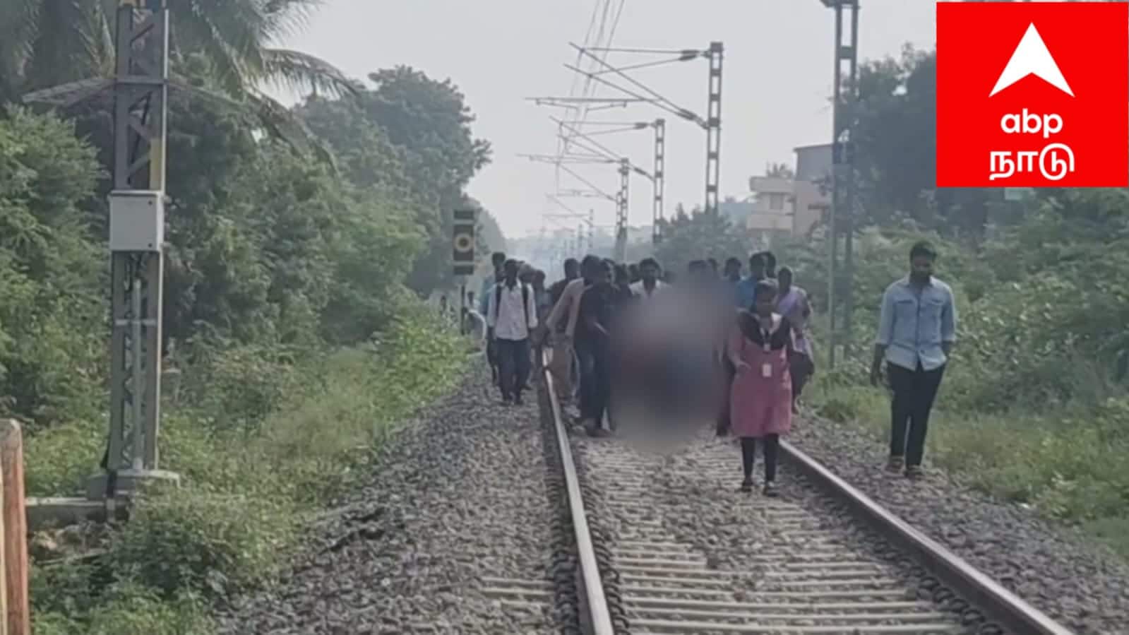 மதுரையில் பால் வாங்க சென்ற கல்லூரி மாணவிக்கு நேர்ந்த சோகம்.. தேனி ரயில் மோதி கை சிதைந்தது !