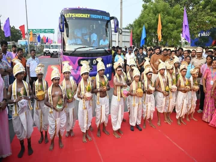 உலக கோப்பையை பூரண கும்பம் வரவேற்பு அளித்த சிறுவர்கள்.