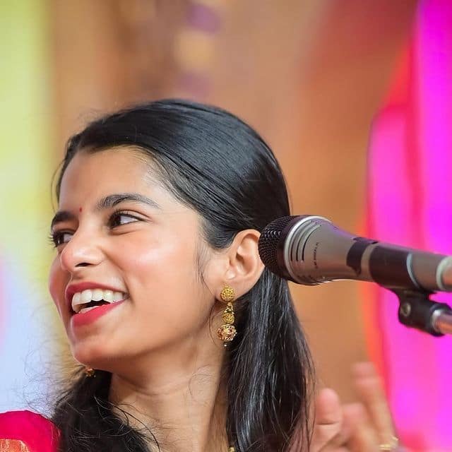 कुटुंबाच्या प्रोत्साहनामुळे तिने लहानपणापासून गायनात स्वतःला झोकून दिलं. तिच्या आवाजातील सहजता आणि भावनेमुळे ती लोकांची आवडती झाली.